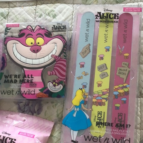 Wet n Wild Disney Alice In Wonderland 23 pcs Eye palette blush lip gloss bag New - Picture 3 of 11